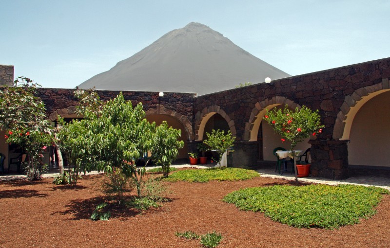 Hostal De Patrick y Volcn de Fogo