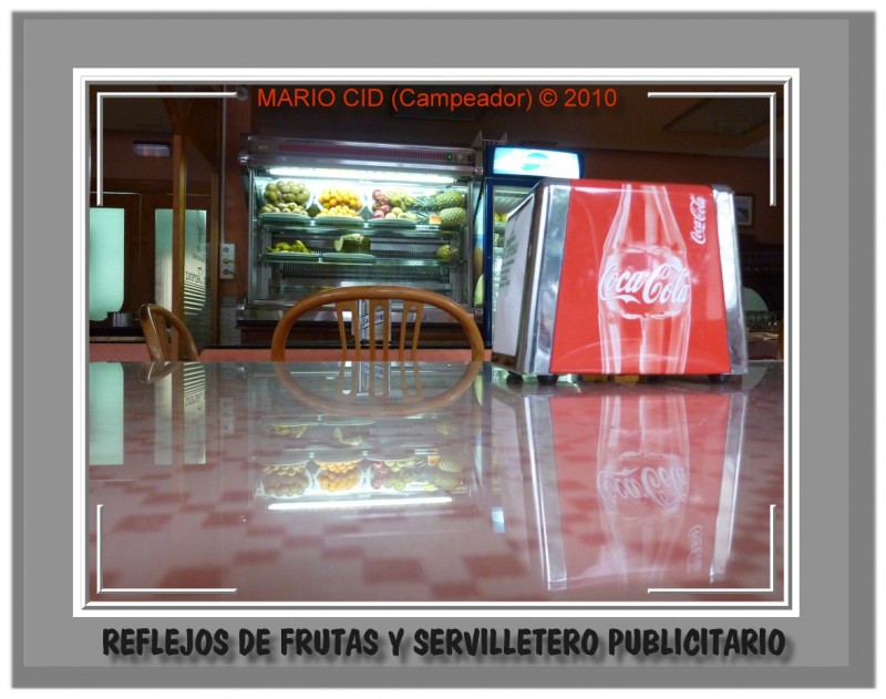 Reflejos de frutas y servilletero publicitario