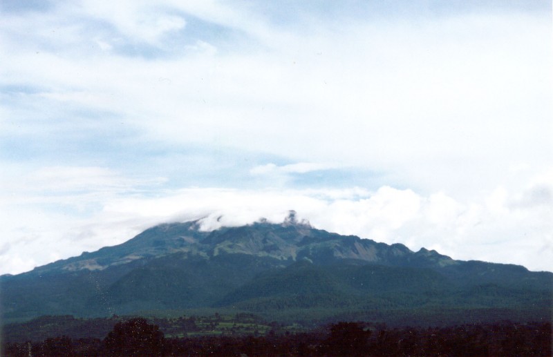 volcan con nubes
