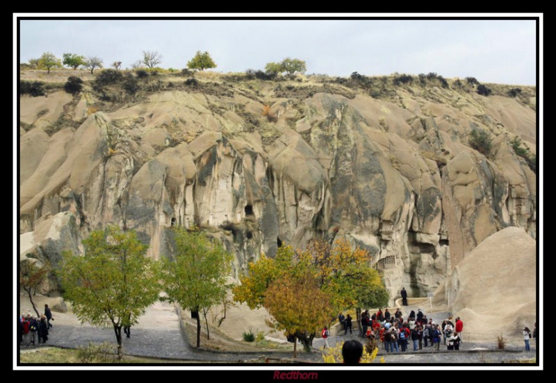 Los turistas empequeecidos por las masas de rocas de Capadocia