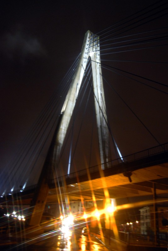 puente iluminado