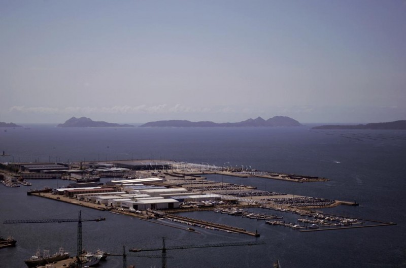 Muelle de Bouzas y al fondo las Cies