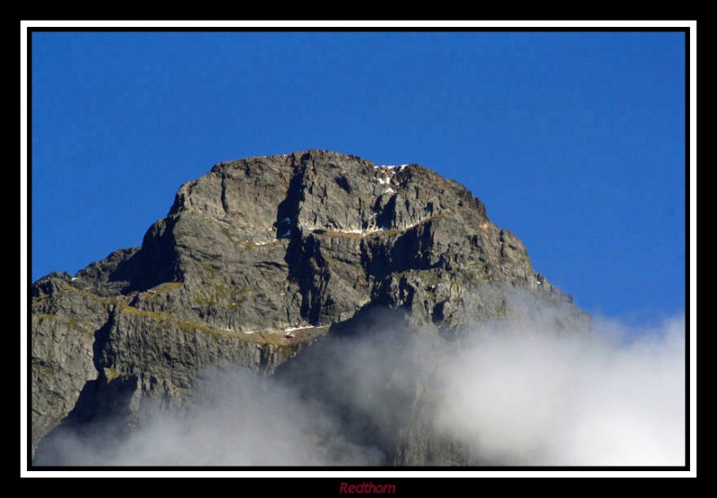 Se alza por encima de las nubes