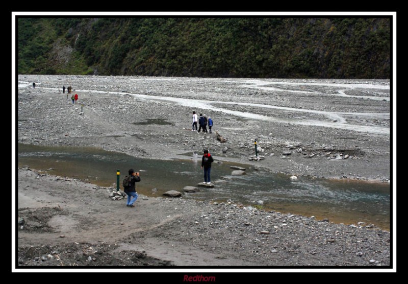 Vadeando los arroyos procedentes del glaciar