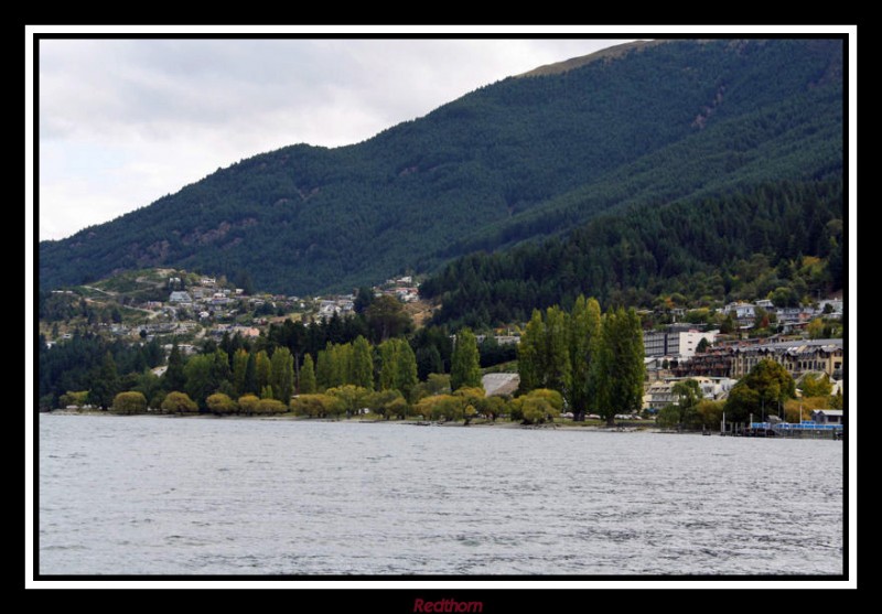 La ciudad de Queenstown bordeada por el lago Wakatipu