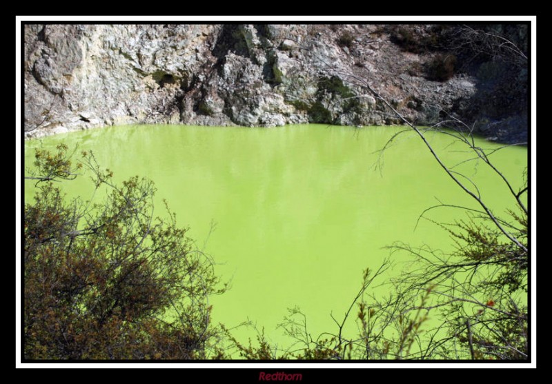 Hermoso color verde de una laguna sulfurosa