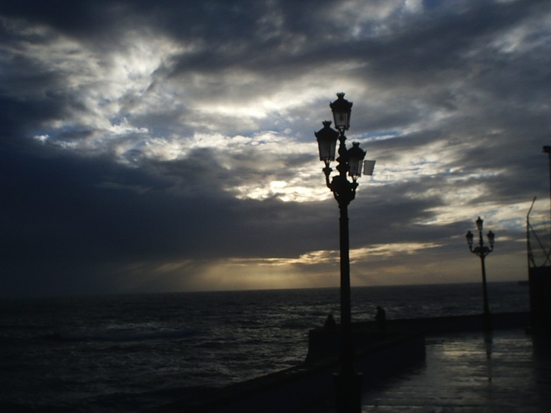 Al atardecer mirando al Mar