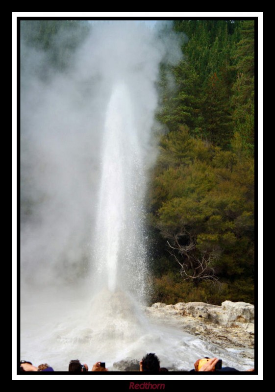 El geyser va alcanzando su cenit