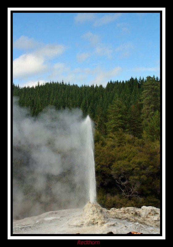 La columna de agua del geyser comienza a descender