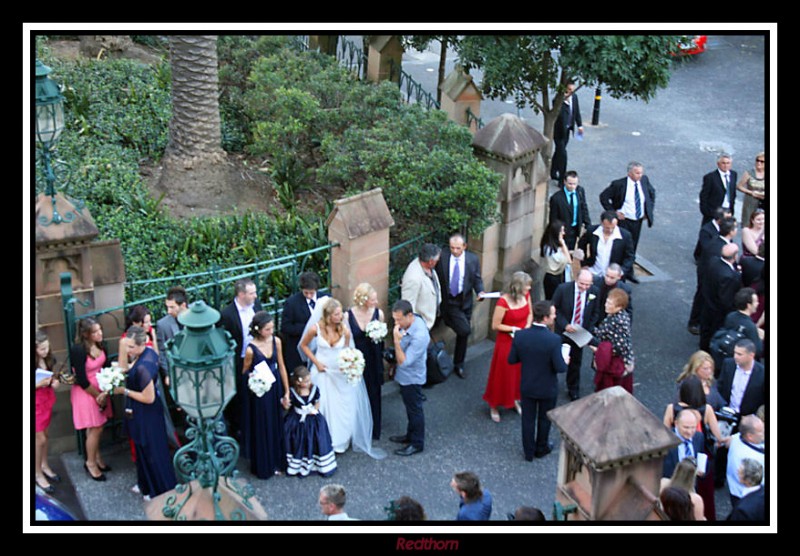 La novia esperando entrar en la catedral