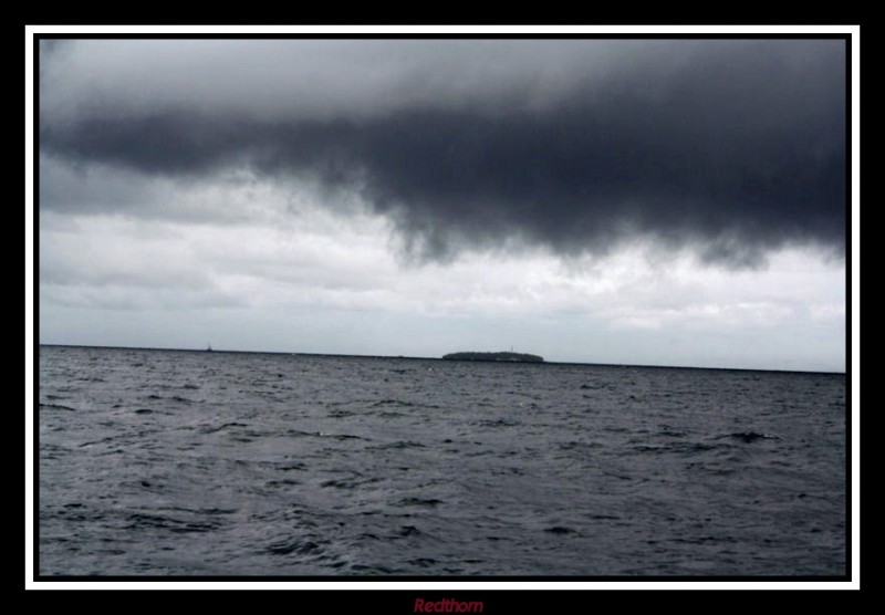 Islote de la barrera de coral azotado por la tormenta