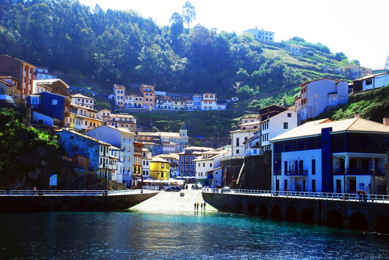 Cudillero (puerto acogedor)