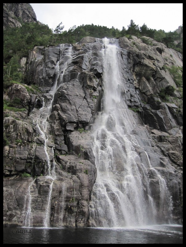 Cascada en el fiordo de Lyse