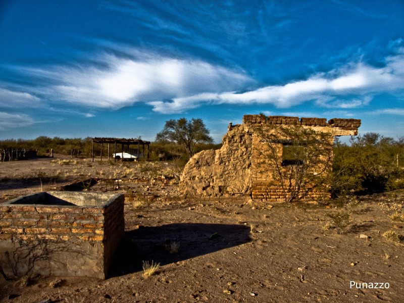 Ruinas en medanos negros