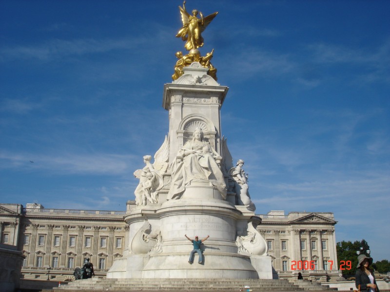 Victoria memorial y detrs el palacio de Buckingham