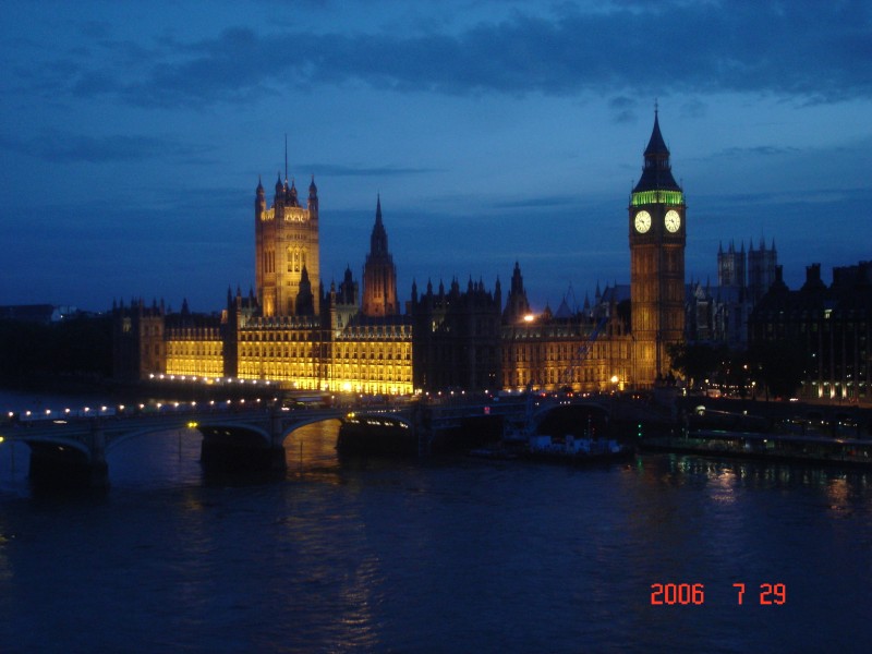 El Parlamento, imponente