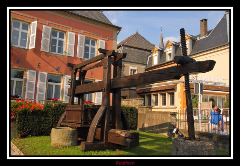 Prensa de madera frente al museo del vino