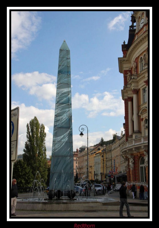 Un obelisco para embellecer la plaza