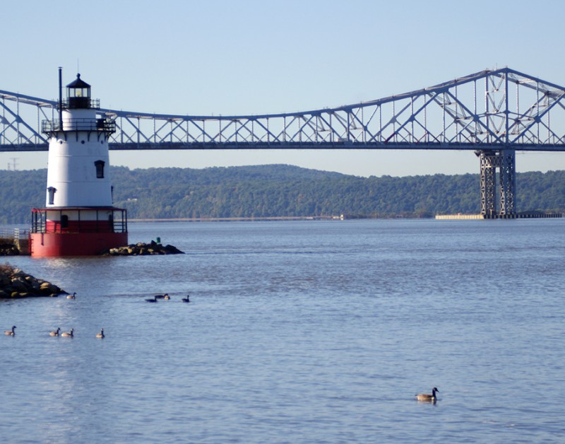 FARO SOBRE EL RIO HUDSON