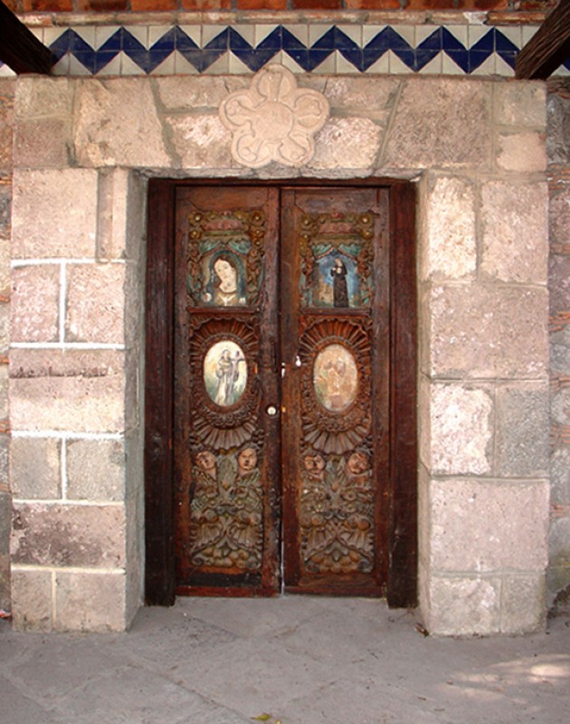 PUERTA A UN SALON