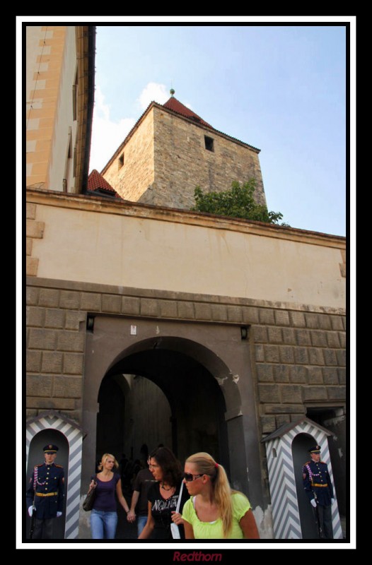 Otra entrada al castillo con sus garitas