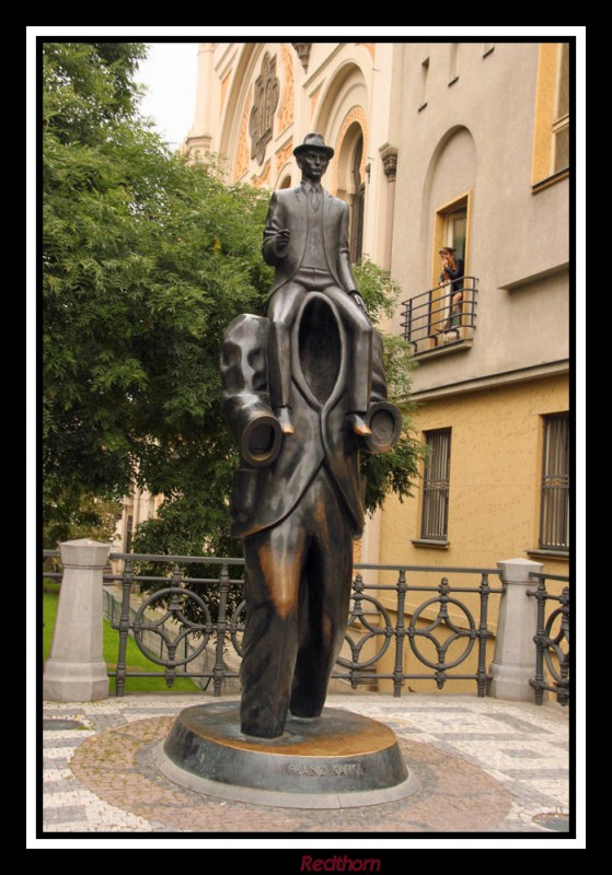 Escultura moderna representando a Kafka