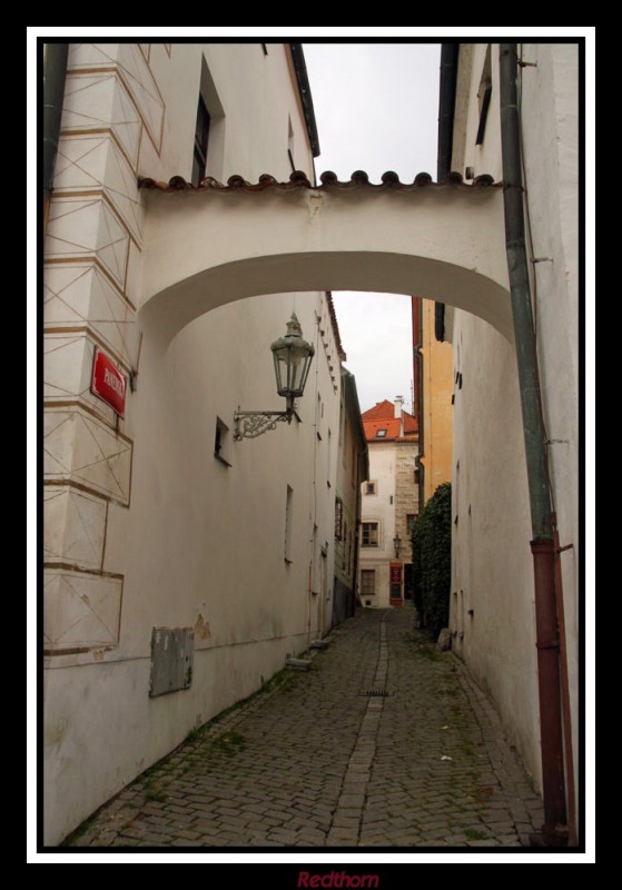 Un arco en una calle estrecha