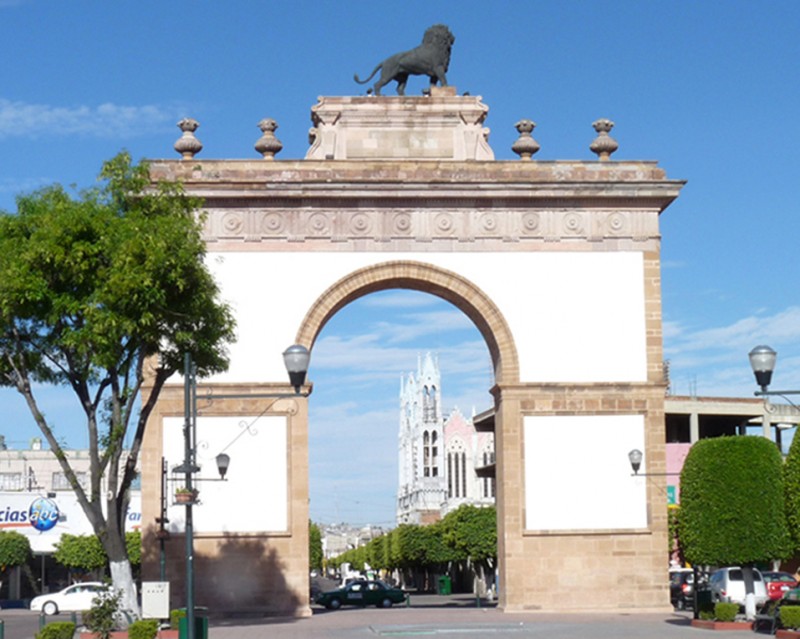 PUERTA A LEON