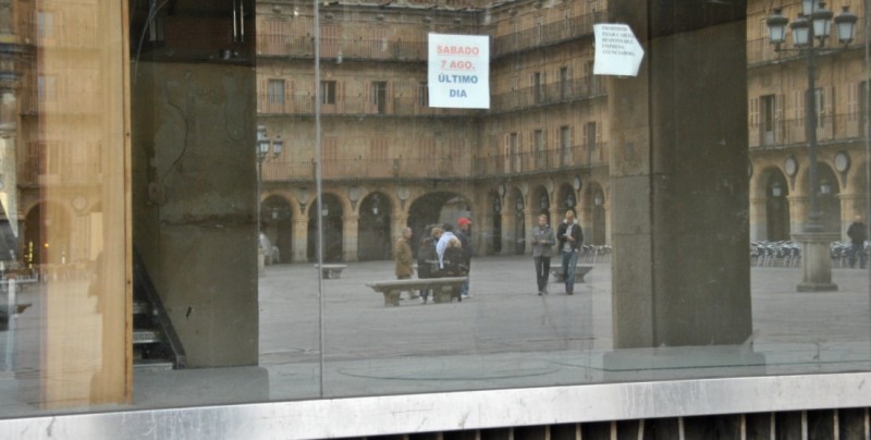 Reflejo en la plaza mayor de Salamanca