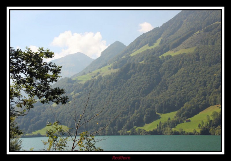 Lago de Interlaken encuadrado por los Alpes