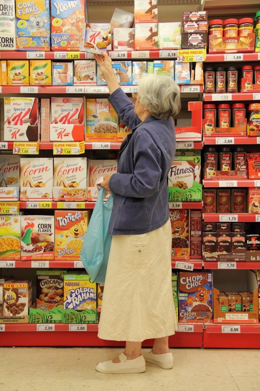 Elegir los cereales (imagen en supermercado de barrio)