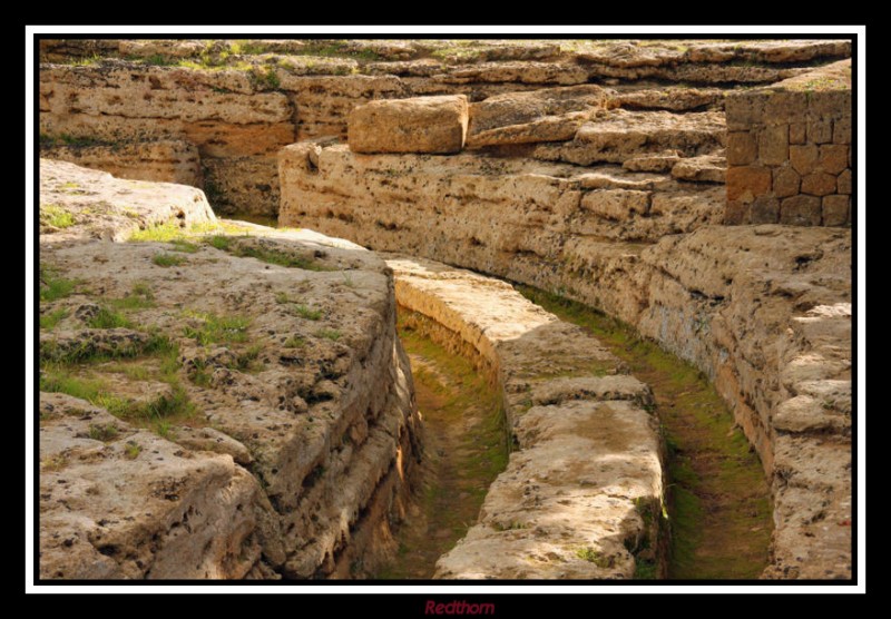 Camino excavado en la roca