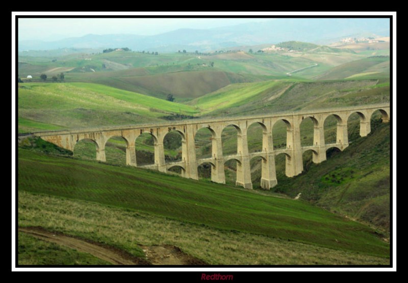 Viaducto entre colinas