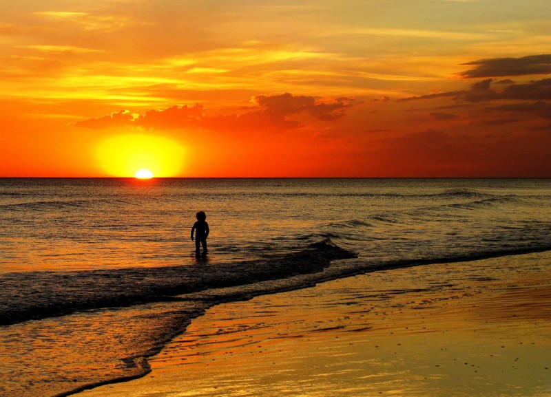 UN NIO SOLO JUNTO AL MAR