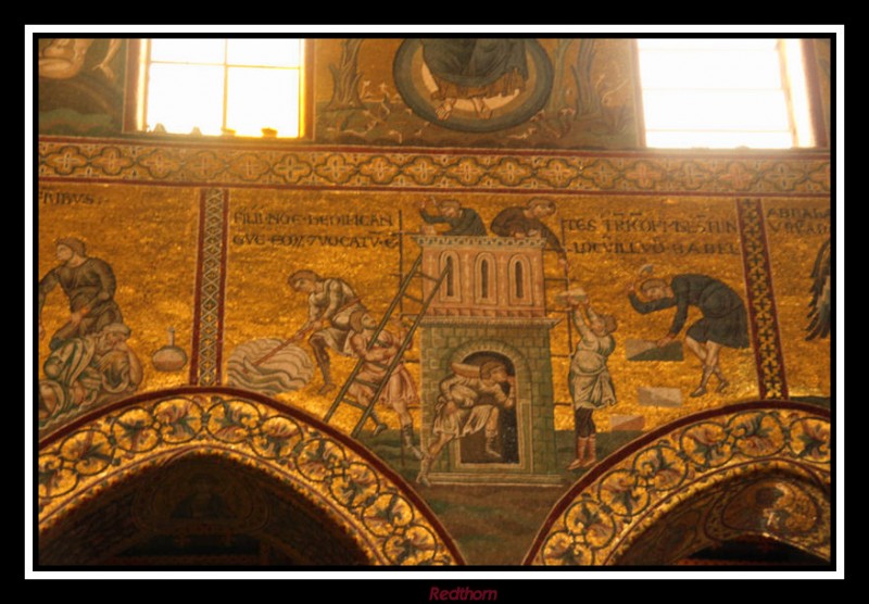 Mosaico en los arcos centrales de la catedral