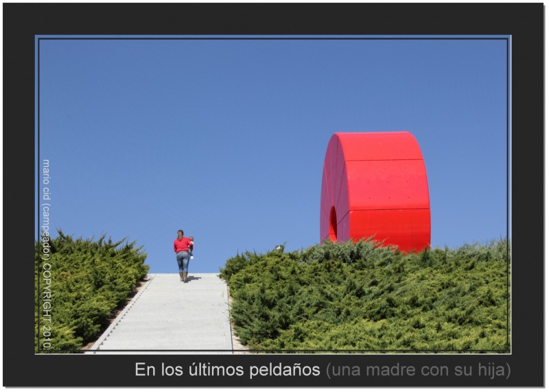 En los ltimos peldaos (una madre con su hija)