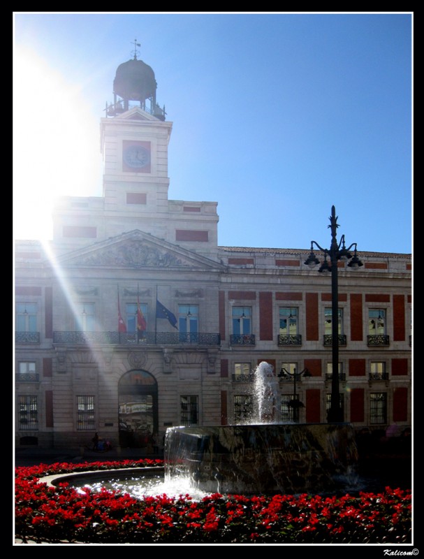 El sol invade la Puerta del Sol