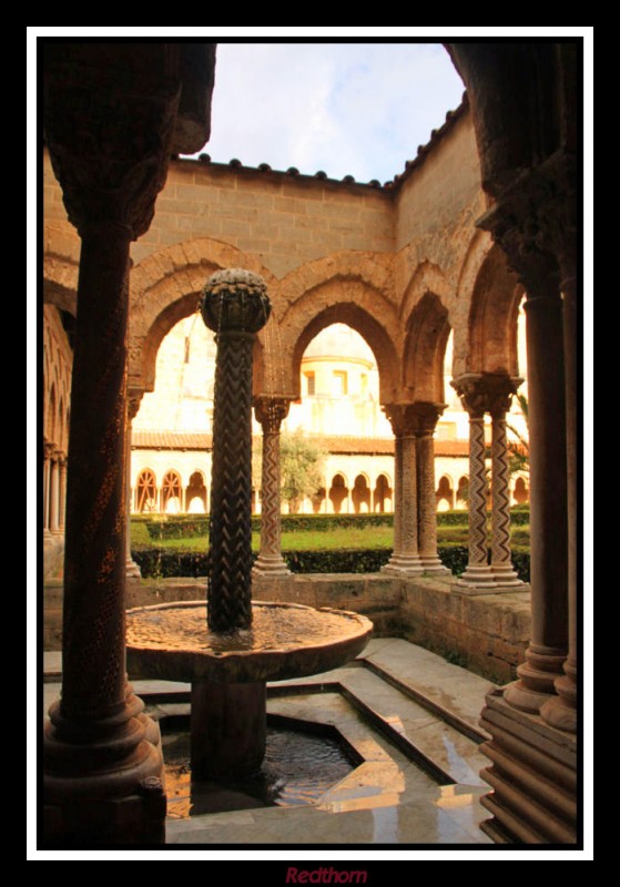 Una fuente en el claustro