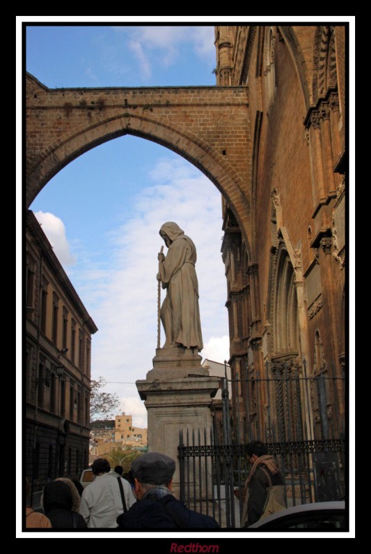 Un monje en el exterior de la Catedral