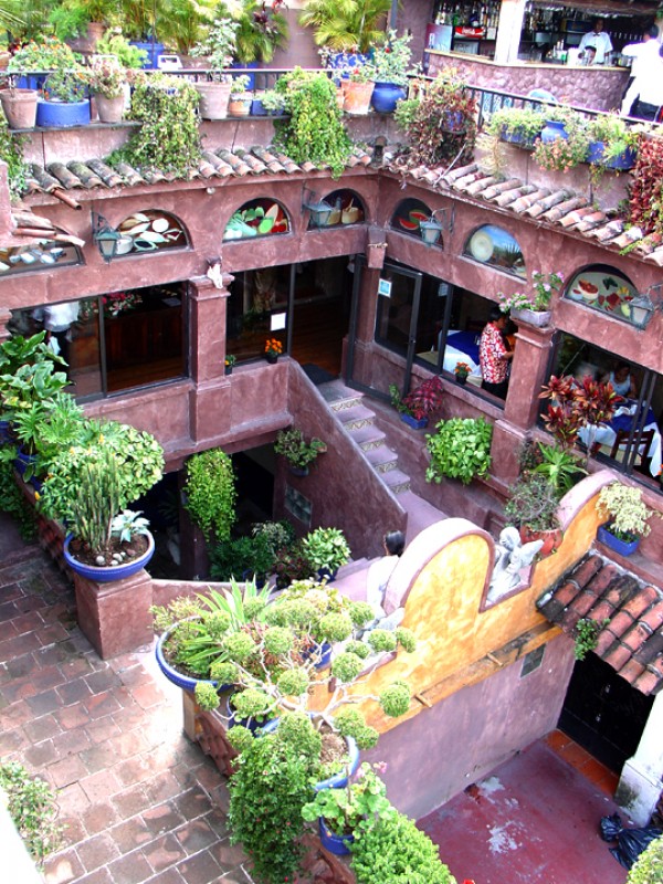 PATIO Y ESCALERA