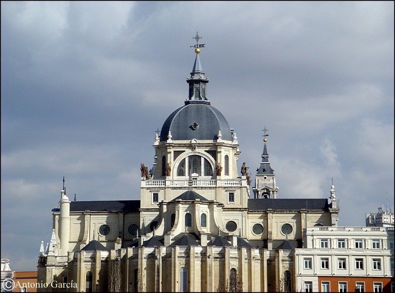 Vista lateral de la Catedral de Madrid
