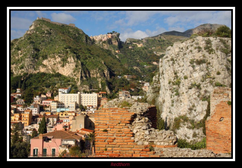 Pueblo en un risco prximo al castillo