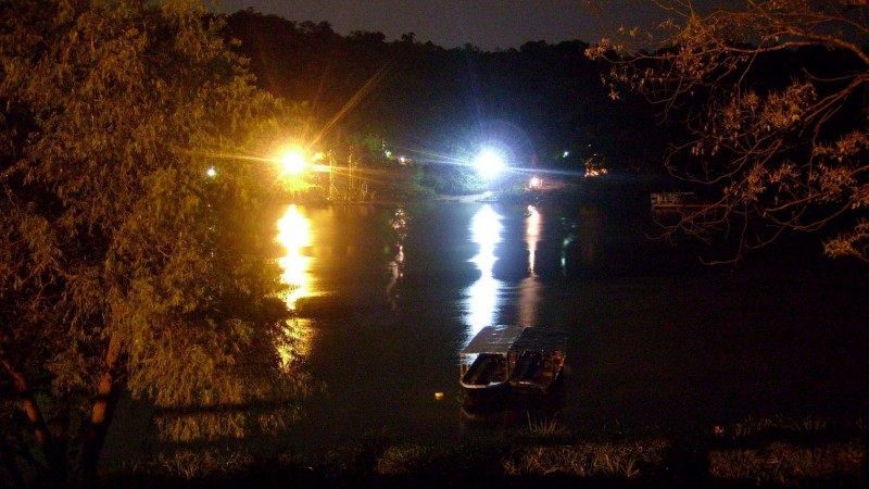 luces sobre el agua