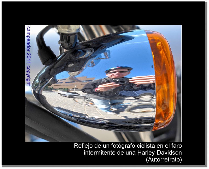 Reflejo de un fotgrafo ciclista en el intermitente de una Harley-Davidson (Autorretrato) - Projection of a cycling photographer... (Self-portrait)