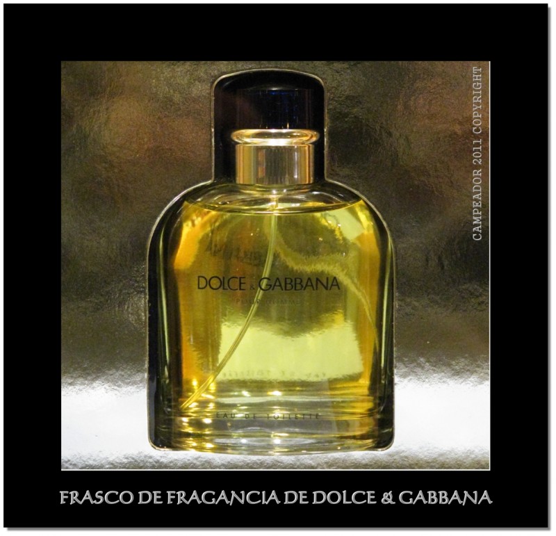 Un frasco de fragancia de Dolce & Gabbana