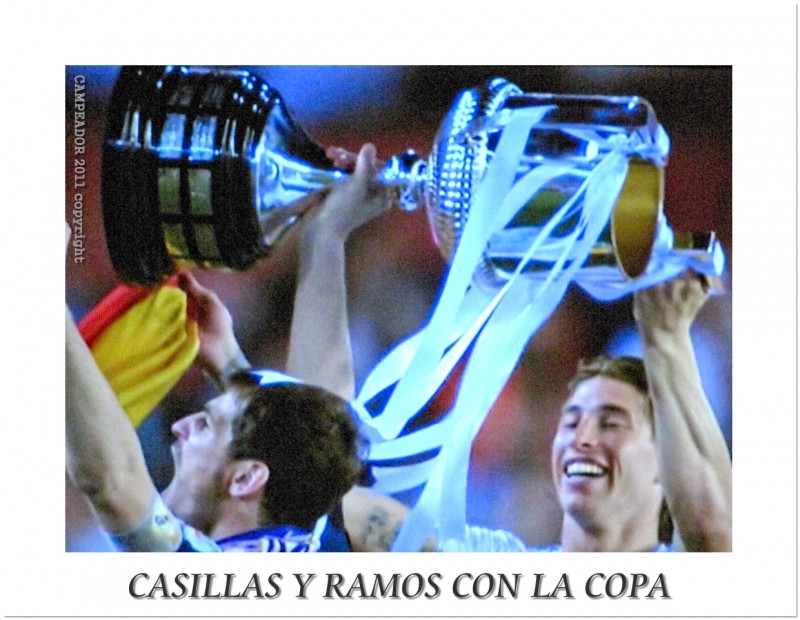 Iker Casillas y Sergio Ramos con la Copa (jugadores de ftbol profesional)