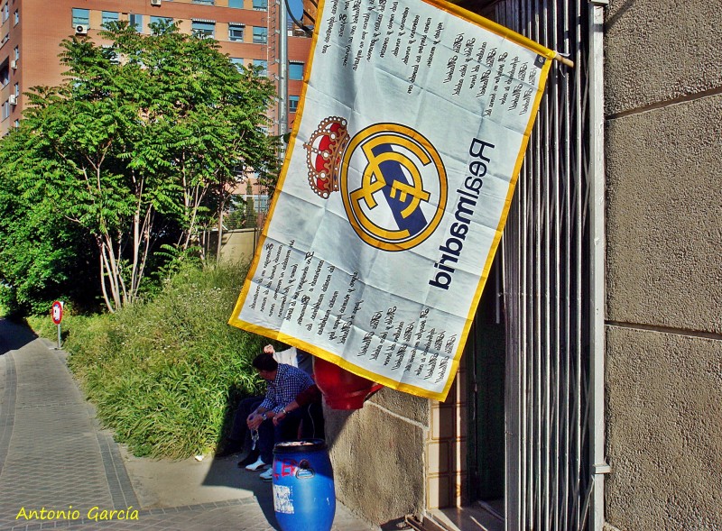 A la sombra de la bandera esperando al partido