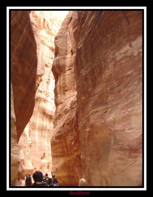 El camino a Petra se estrecha, entre paredes verticales