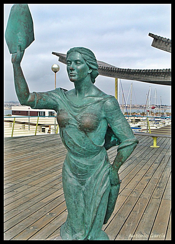 Mujer mirando al mar