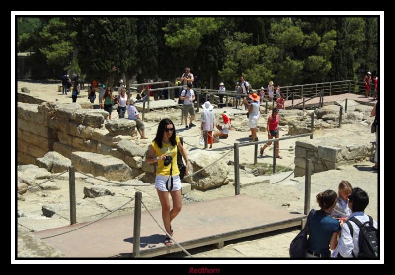 Bella turista recorre las ruinas de Knossos